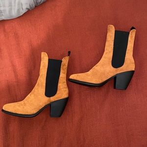 Purchased online but never worn. I didn’t like how they looked on me.